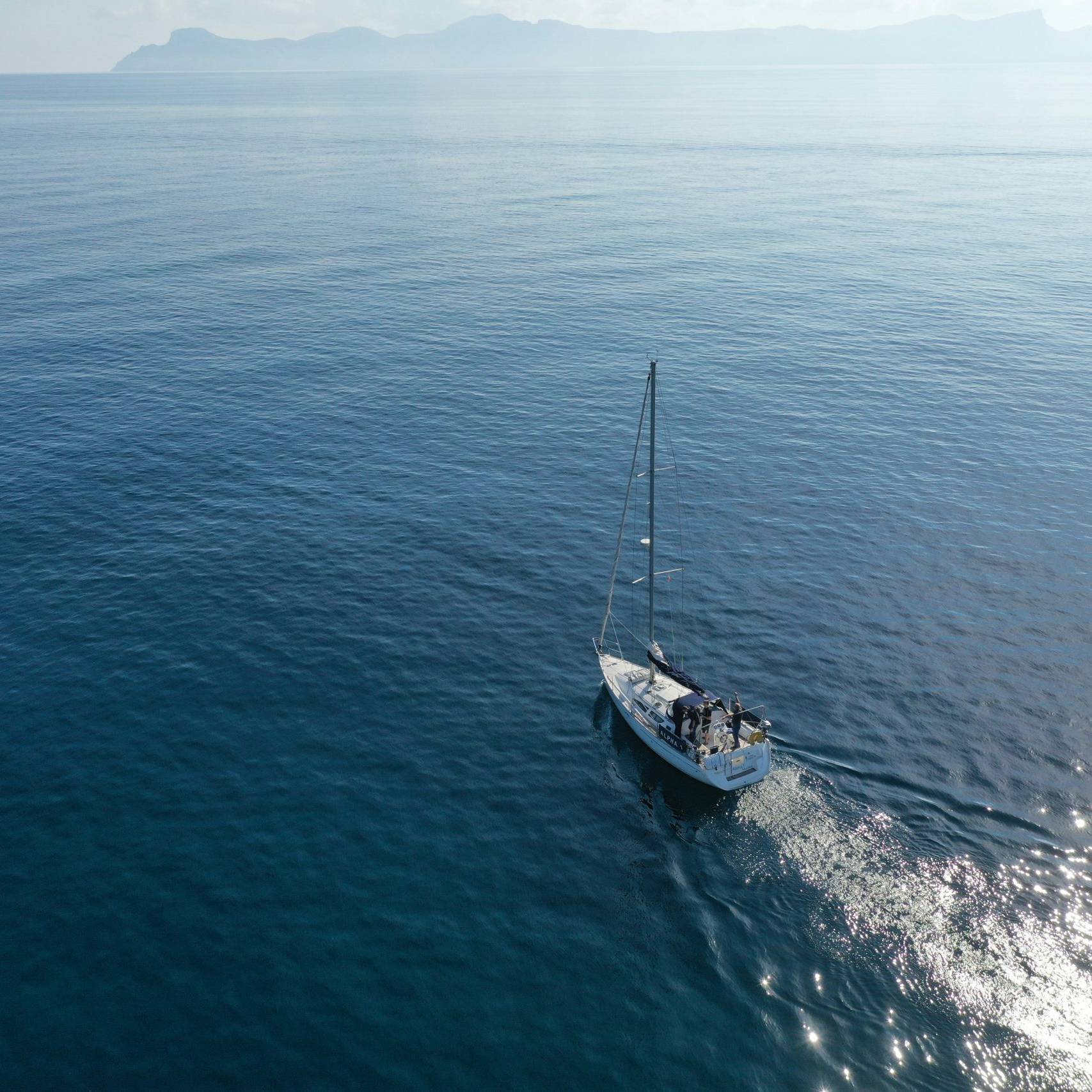 Segelboot fährt über das Meer